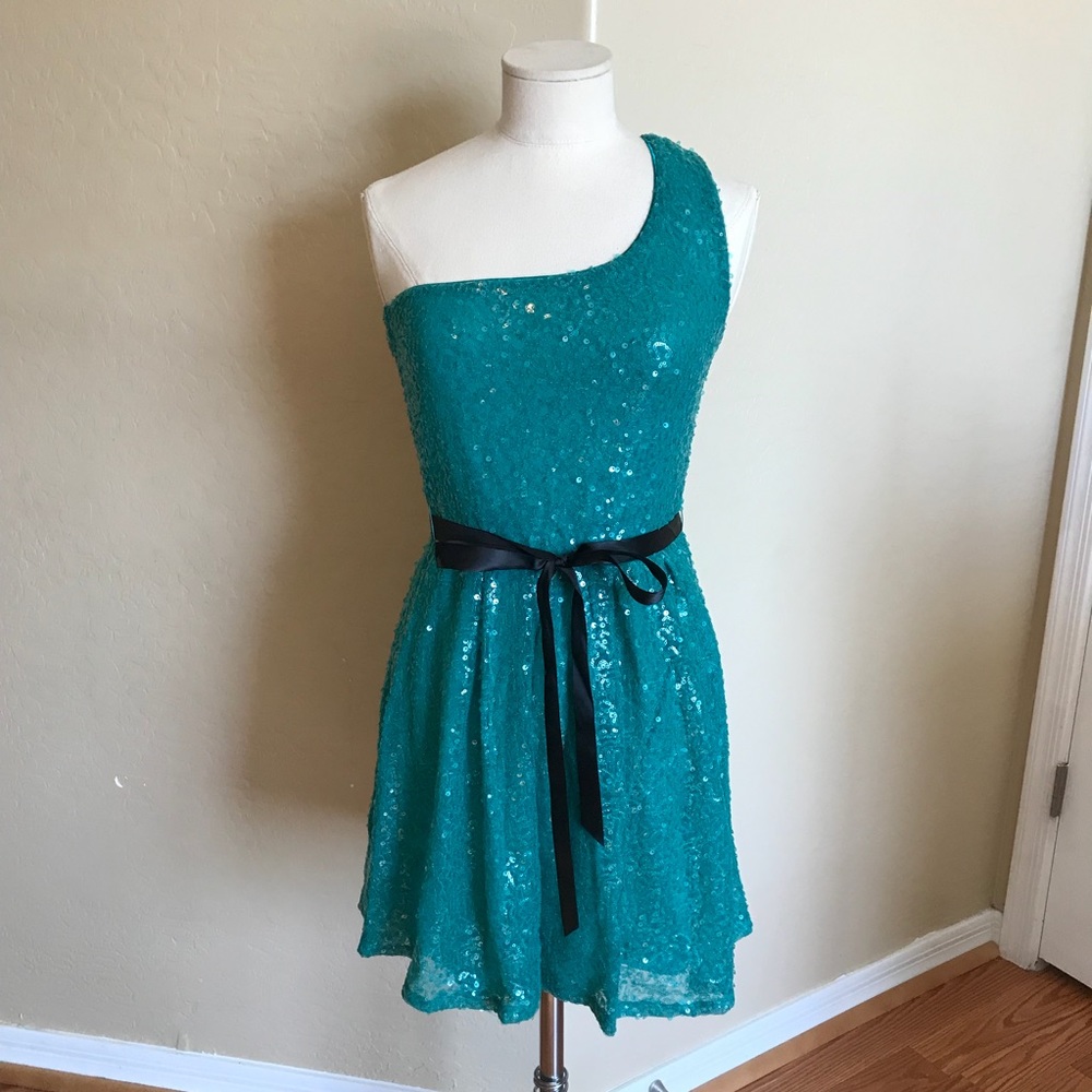 👗Teal sequined dress with black sash.
